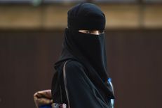 मतदाता सूची से पहचान के लिए मुस्लिम महिला से हिजाब हटाने के लिए कहा, मच गया बवाल

