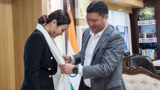 बॉलीवुड फिल्म बधाई दो की एक्ट्रेस चुम दरंग ने की मुख्यमंत्री पेमा खांडू से मुलाकात, देखें तस्वीरें