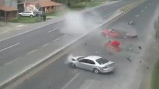 इस खतरनाक एक्सीडेंट का वीडियो देखते ही खड़े हो जाएंगे आपके रोंगटे, देखिए दो कारों के बीच जबरदस्त भिड़ंत