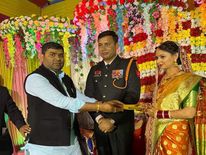 अपनी शादी के रिसेप्शन में सेना की वर्दी पहनकर पहुंचा दूल्हा, दुल्हन भी एयर इंडिया में अधिकारी है