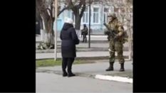 खतरनाक हथियार लिए रूसी सैनिक से अकेले भिड़ गए यूक्रेनी महिला, जमकर वायरल हो रहा है ये वीडियो