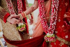 दूल्हा-दुल्हन की अनोखी शादी, संविधान की शपथ लेकर विवाह बंधन में बंधे 