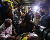 PM Modi ने थड़ी पर जाकर खाया पान, ये तस्वीरें देख आपके मुंह में भी आ जाएगा पानी
