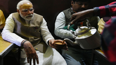 वायरल हो गई PM मोदी की थड़ी पर चाय पीने की ये फोटो, कुल्हड़ बनाने वालों की हुई मौज