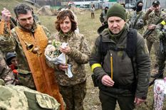 युद्ध के मैदान में ही यूक्रेन के सैनिकों ने रचा ली शादी, जानिए चौंकाने वाली वजह