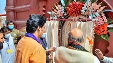 अमित शाह ने त्रिपुरा के मंदिर में की पूजा, किया चांदी से बने दरवाजे का उद्घाटन