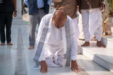 मुख्यमंत्री एन बीरेन ने श्री गोविंदजी मंदिर में घुटनों के बल मांगी 2022 के चुनाव में जीत की भीख