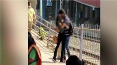 मुंबई के रेलवे स्टेशन पर kissing के हो रहे चर्चे, देखिए वीडियो 