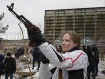 अब नहीं बचेगी रूस की सेना, यूक्रेनी महिलाओं ने उठाई खतरनाक बंदूक AK-47