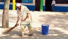 सफाईकर्मी की नौकरी करती है पंजाब के मुख्यमंत्री को हराने वाले विधायक की मां, झाड़ू को लेकर कही इतनी बड़ी बात
