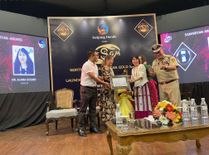 अरुणाचल प्रदेश के पहले IPS अधिकारी रॉबिन हिबू की जीवनी दिल्ली में लॉन्च, मैरीकॉम और तारा गांधी रहीं मौजूद
