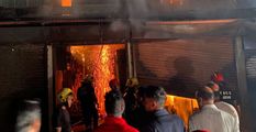 डिब्रूगढ़ में भीषण आग, 40 से अधिक दुकानें जलकर खाक
