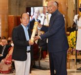 नागालैंड के पत्रकार टी सेनका एओ को राष्ट्रपति कोविंद ने पद्म श्री अवॉर्ड से किया सम्मानित