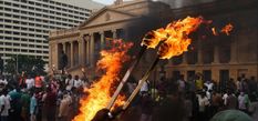 कर्ज में डूबे श्रीलंका में महंगाई के खिलाफ हिंसक प्रदर्शन, लोगों ने घेर लिया राष्ट्रपति आवास