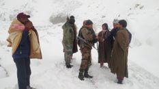 जम्मू-कश्मीर: रक्षक बनकर आई भारतीय सेना, बर्फ में फंसे नागरिकों की बचाई जान 