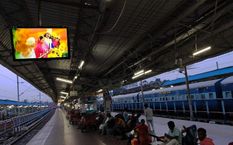 रेल यात्रियों की सुविधा के लिए 65 हजार डिस्पले स्क्रीन लगाने जा रहा रेलवे, कमाई भी होगी, जानिए कैसे
