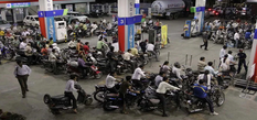 भारत के इस शहर में 1 रुपये लीटर म‍िल रहा पेट्रोल, लेने के लिए लगी लंबी लाइन
