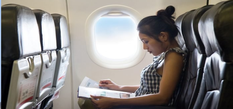 हवाई जहाज में अजनबी महिला ने लड़की को दिया लिफाफा, खोलकर देखा तो बदल गई जिंदगी