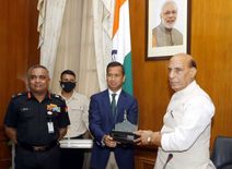 रक्षा मंत्री राजनाथ सिंह से मिले सेना प्रमुख, सीमा सुरक्षा सहित कई मुद्दों पर हुई बात