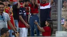 IPL 2022: मैच के दौरान युवती ने स्टेडियम में युवक को किया प्रपोज, वायरल हुआ वीडियो