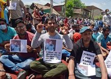 कश्मीरी पंडित और पुलिस कर्मी की हत्या के विरोध में सड़कों पर उतरे लोग, प्रदर्शन जारी