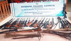 असुखोमी ग्रामीणों ने स्वेच्छा से ग्राम परिषद में सौंपे शिकार के हथियार 