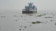 Flood in Assam : ब्रह्मपुत्र का जलस्तर बढ़ने के कारण जोरहाट-माजुली फेरी सेवाएं निलंबित