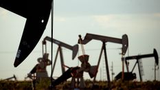 अमरीका में बड़ा संकट, पहली बार कच्चे तेल की मात्रा 35 साल के निचले स्तर पर पहुंची