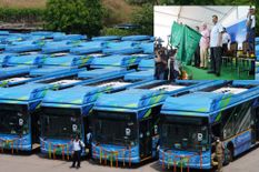 CM केजरीवाल ने 150 इलेक्ट्रिक बसों की सौगात के साथ खोला मुफ्त का पिटारा, इतने दिन कराएंगे मुफ्त यात्रा 