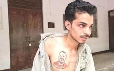 अखिलेश को झटका, सपा कार्यकर्ता ने सीने में लगाया योगी का टेटू 