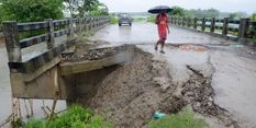 असम के करीमगंज में भारी बारिश, ऑटो रिक्शा पर गिरा पेड़, चालक की मौत, दो अन्य घायल