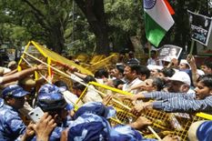 दिल्ली पुलिस के AICC में जबरन घुसने का विरोध, कांग्रेस का आज देशभर में राजभवनों का घेराव