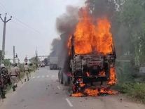 अग्निपथ योजना के खिलाफ आज भी जल रहा है बिहार, बस और ट्रक को किया आग के हवाले