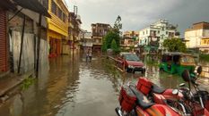  बाढ़ से स्थिति बिगड़ी, राहत शिविरों में पहुंचे पांच हजार से अधिक लोग , हावड़ा नदी खतरे के स्तर से ऊपर 