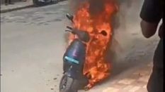इलेक्ट्रिक स्कूटर में आग की घटनाओं के बीच OLA को लगा सबसे बड़ा झटका, जानिए कैसे