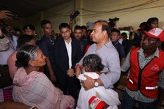 गुरुसरन कॉलेज सिलचर में स्थापित चिकित्सा शिविरों का मुख्यमंत्री हिमंता सरमा ने किया दौरा