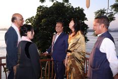 सिंगापुर के वरिष्ठ नेताओं का प्रतिनिधिमंडल पहुंचा गुवाहाटी, मुख्यमंत्री हिमंता अपनी पत्नि रिंकी भुइयां के साथ किया स्वागत