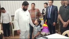 मासूम बच्ची ने CM शिंदे से पूछाः क्या मैं भी बाढ़ पीड़ितों की मदद करके मुख्यमंत्री बन सकती हूं?, देँखे वीडियो