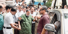 Partha Chatterjee पर गिरी ममता बनर्जी की गाज, मंत्री पद से हटाया