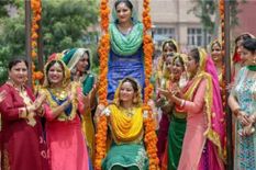 Hariyali Teej Vrat : भगवान शिव और मां पार्वती के पुनर्मिलन पर मनाया जाता है हरियाली तीज, जानिए पूजा विधि