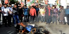 महंगाई के विरोध में सड़को पर उतरी कांग्रेस,  कार्यकर्ताओं ने सिलेंडर, मोटरसाइकिलें जलाईं