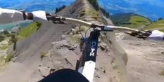 पहाड़ की चोटी पर शख्स ने चलाई साइकिल, वीडियो देखकर उड़ जाएंगे होश

