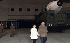 दुनिया के सबसे खूंखार तानाशाह ने दुनिया को पहली बार दिखाई अपनी बेटी, मिसाइल परीक्षण के वक्त साथ में आईं नजर