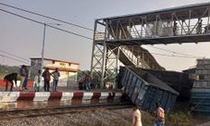 भीषण रेल हादसा: प्लेटफार्म के वेटिंग हॉल और फुटओवर ब्रिज पर चढ़े मालगाड़ी के डिब्बे, 3 की मौत