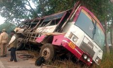 रोडवेज बस और ट्रक में भारी भिड़ंत ,  6 लोगों की मौके पर मौत, 15 घायल