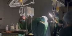 यूक्रेन: मिसाइल हमलों के बीच डॉक्टरों ने मोबाइल के टॉर्च की लाइट में की हार्ट सर्जरी, वीडियो वायरल