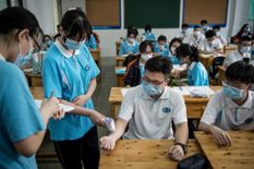 सावधानः चीन में CORONA से हाहाकार, स्कूलों में बच्चों को चढ़ रही ड्रिप, श्मशानों में 20 दिन की वेटिंग