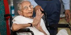 PM मोदी की मां हीराबेन को दिया गया लिक्विड फूड, इशारों में घर के लोगों से बात