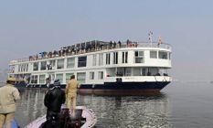 Ganga Vilas Cruise: बिहार के छपरा में फसा गंगा विलास क्रूज, छोटी नाव के जरिए पर्यटकों को निकाला 