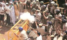 मणिपुर पुलिस ने इम्फाल में आंसू गैस के गोले छोड़े, हवा में फायर किए